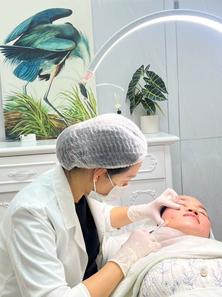 Chuyên gia đang thực hiện liệu trình công nghệ nâng cơ mặt an toàn, giúp săn chắc và trẻ hóa làn da hiệu quả.
