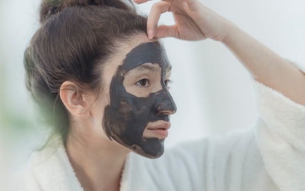 Làm sạch bã nhờn giúp giảm mụn viêm hiệu quả vào mùa hè