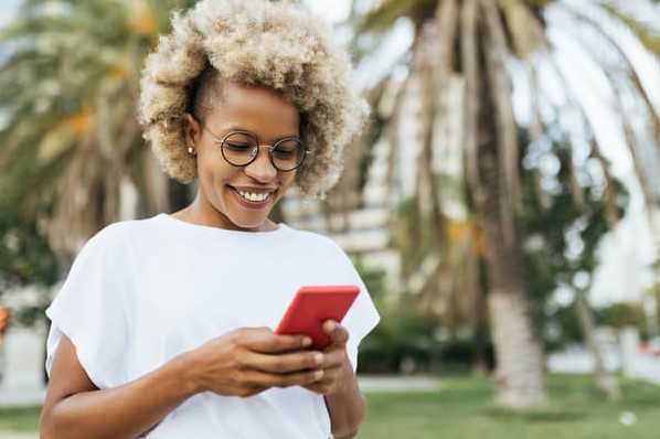 Exploring social media alternatives on a mobile device