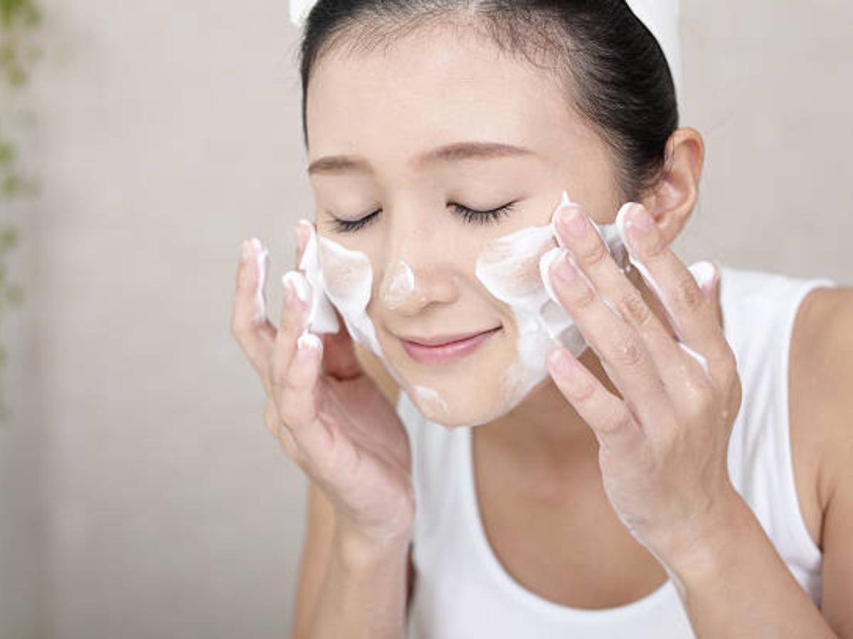 Sữa rửa mặt dịu nhẹ buổi sáng giúp da sẵn sàng cho ngày dài làm việc