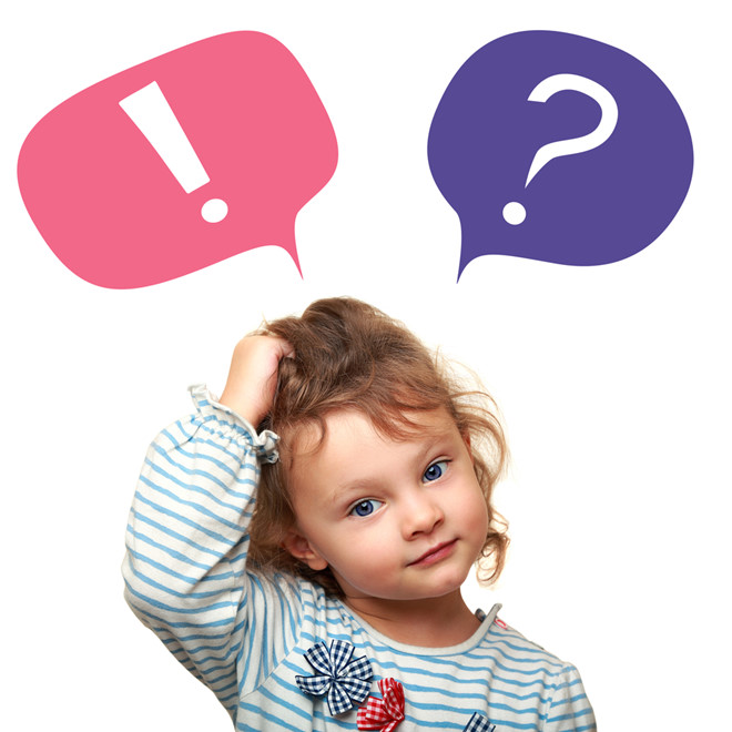Bé gái đang suy nghĩ, giải quyết vấn đề, thể hiện cách rèn luyện tư duy logic cho trẻ trong học tập