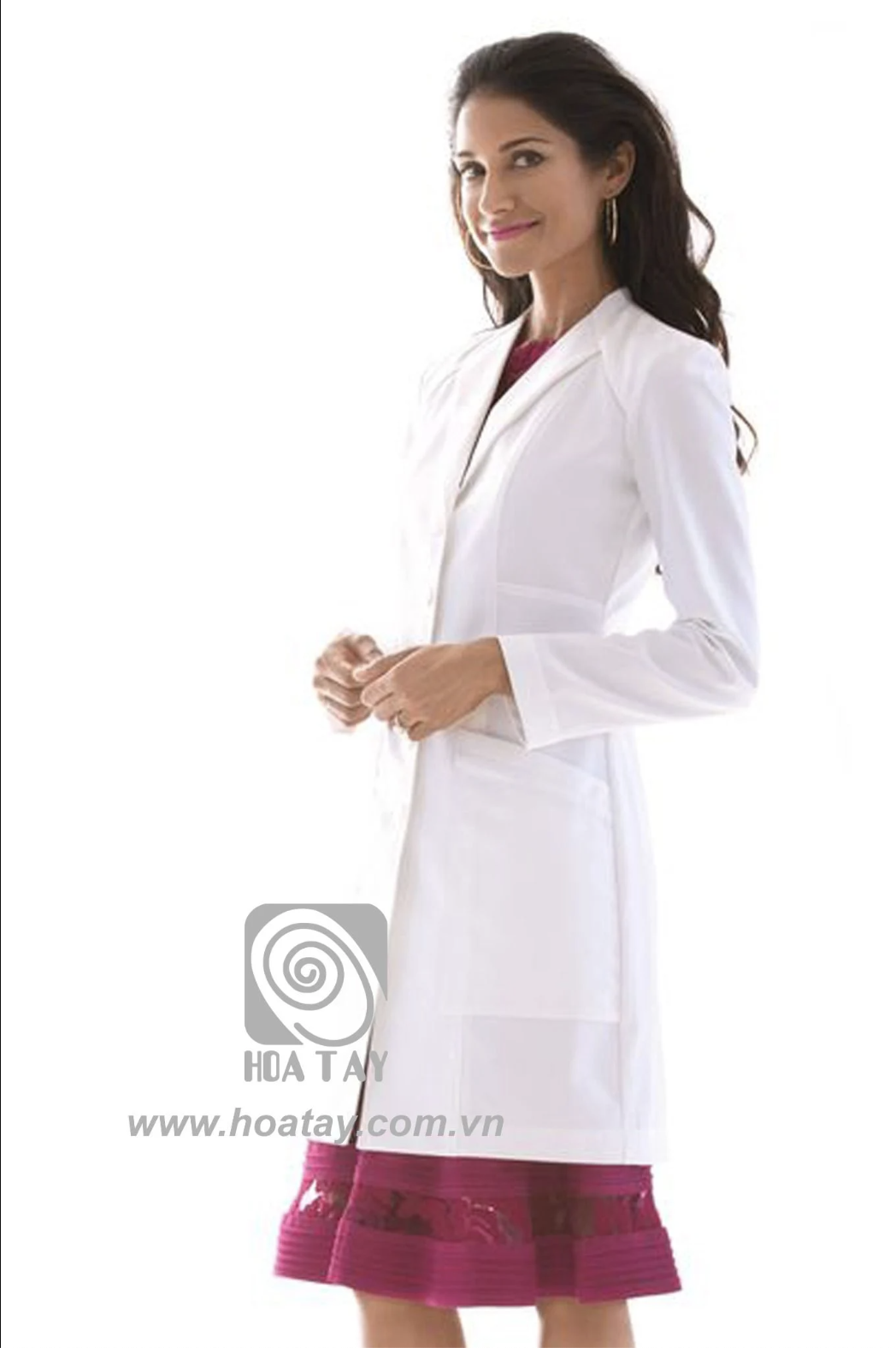 Một nữ bác sĩ đứng nghiêng, mặc áo blouse trắng (áo khoác phòng thí nghiệm) dài tay, cổ bẻ (cổ ve), chất liệu vải cotton phẳng, có túi hông, nền trắng sáng.