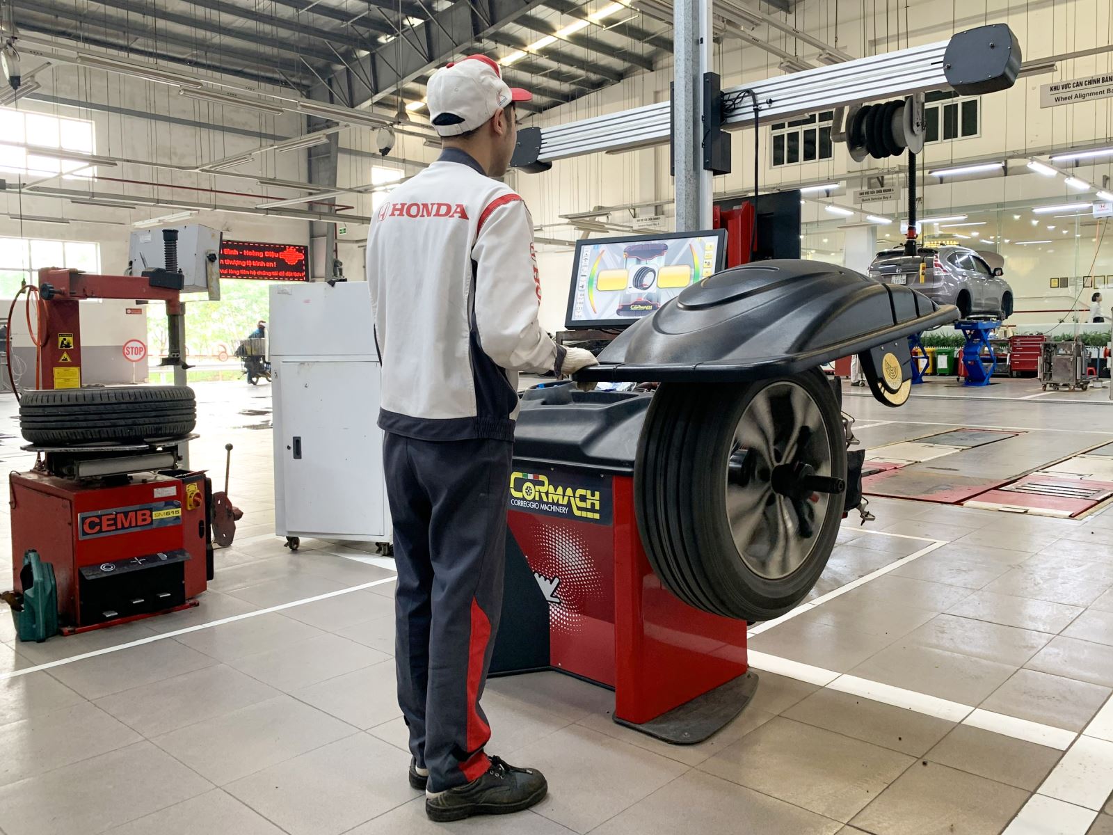 Cân bằng động bánh xe bằng thiết bị chuyên dụng tại Honda Ôtô Thái Bình