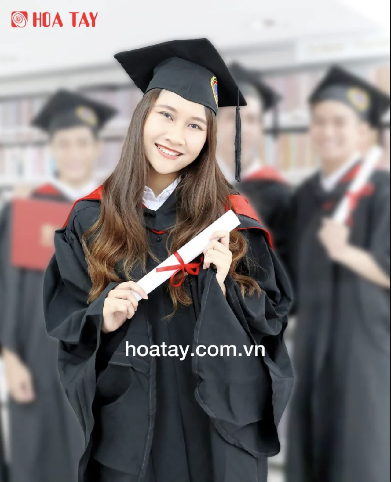 Một nữ sinh viên đang cười, mặc áo cử nhân (áo lễ phục tốt nghiệp) màu đen, cổ áo choàng đỏ, đội mũ vuông (mũ tốt nghiệp) có tua rua, tay cầm bằng tốt nghiệp cuộn tròn, bối cảnh thư viện mờ ảo với ánh