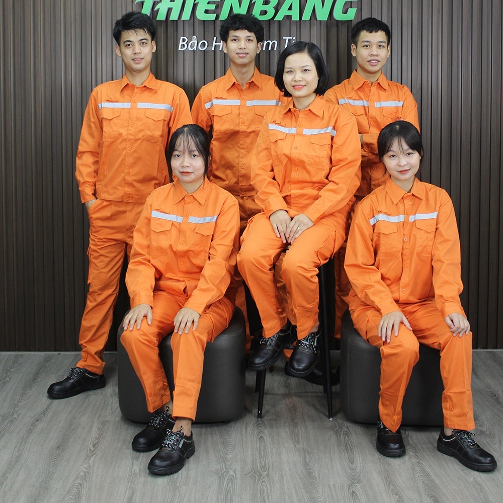 Áo đồng phục với logo thêu sắc nét