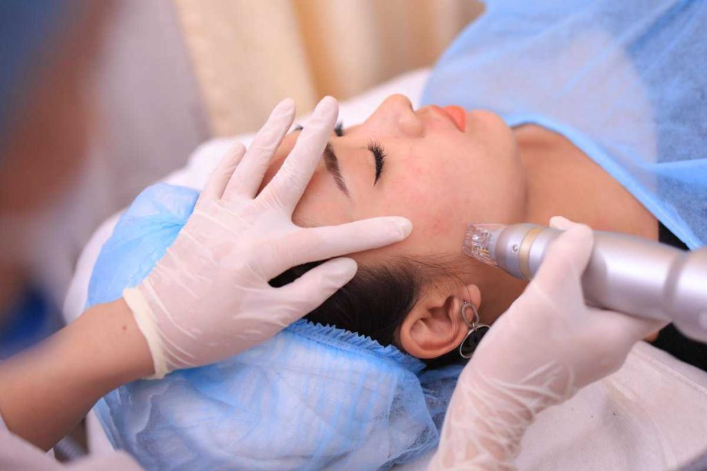 Bác sĩ tư vấn minh bạch về nguồn gốc vật liệu và quy trình an toàn cho khách hàng