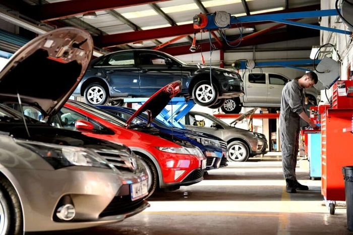 Kỹ thuật viên kiểm tra động cơ xe ô tô tại một gara sửa chữa ô tô Gò Vấp uy tín