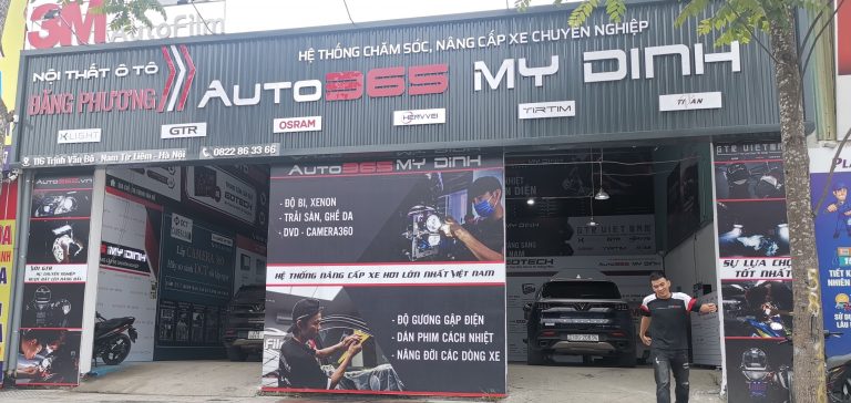 Kỹ thuật viên tại Tân An Auto Gò Vấp kiểm tra bề mặt sơn