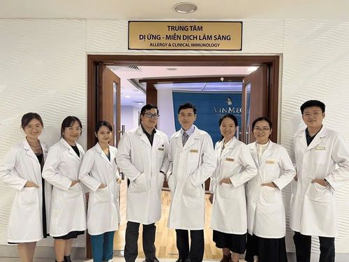 Chăm sóc da mụn nhạy cảm đúng cách vào mùa hè để tránh tình trạng kích ứng và mụn nặng hơn.