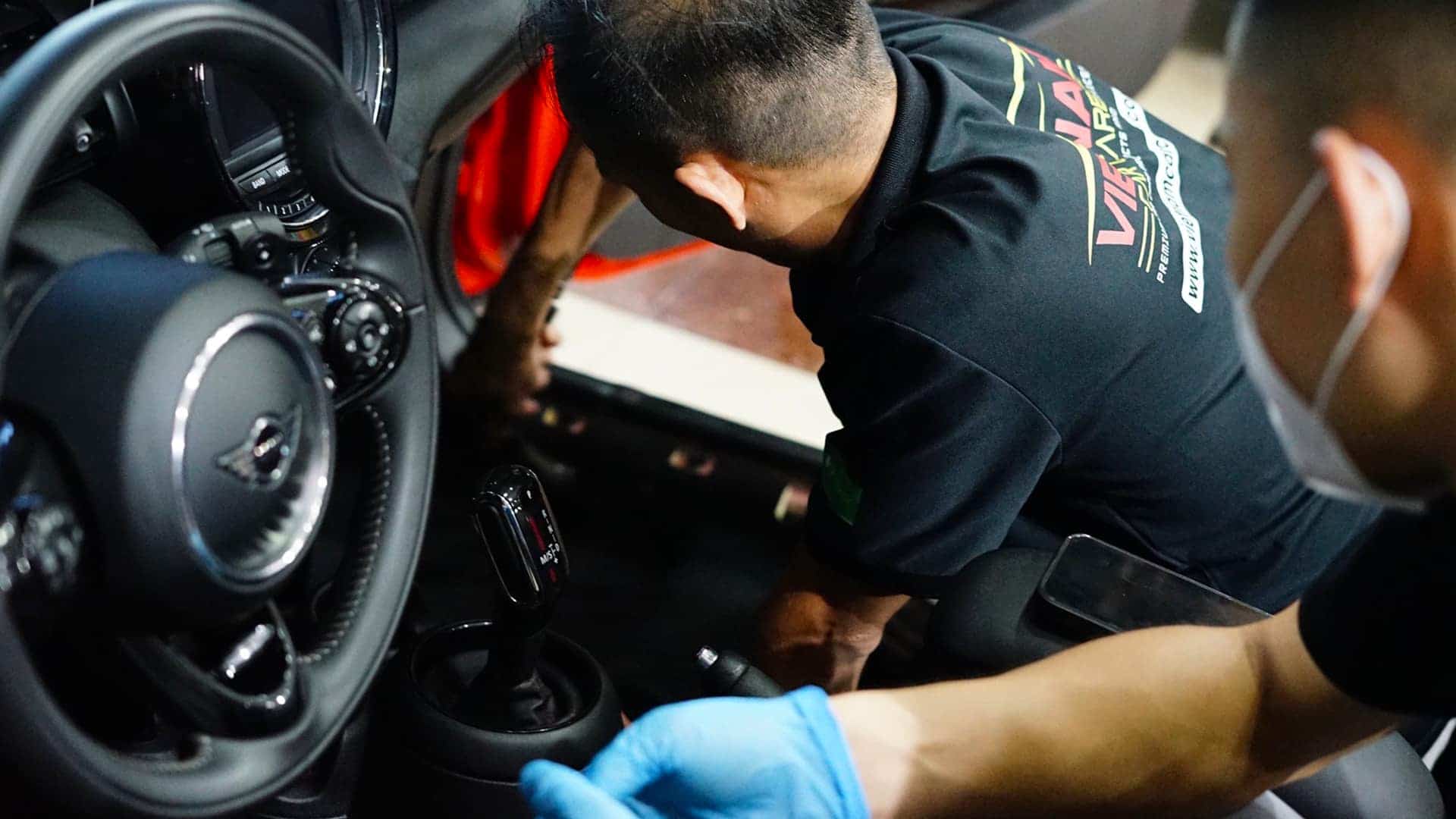 Dọn vệ sinh nội thất xe ô tô cần thực hiện thường xuyên để đảm bảo khoang nội thất sạch sẽ, không tạo ổ cho vi khuẩn, nấm mốc phát triển.