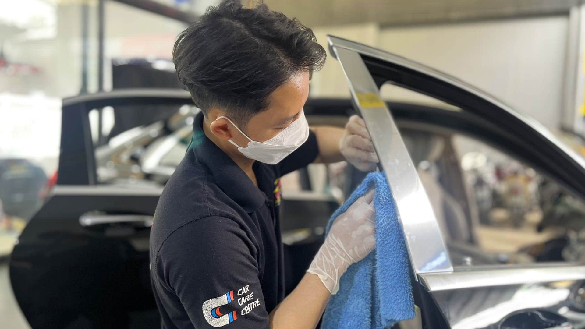 Đây là công việc mất nhiều thời gian, bạn nên đưa xe đến các trung tâm chăm sóc xe để làm vệ sinh nội thất xe hơi.