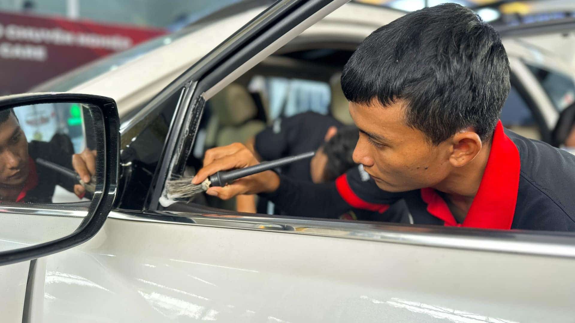 Từ 3-6 tháng, bạn nên dọn vệ sinh nội thất ô tô toàn diện một lần.