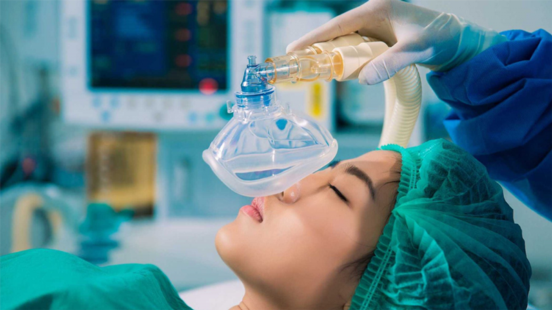 Bác sĩ kiểm tra tình trạng hồi phục sau khi nâng ngực để đảm bảo an toàn