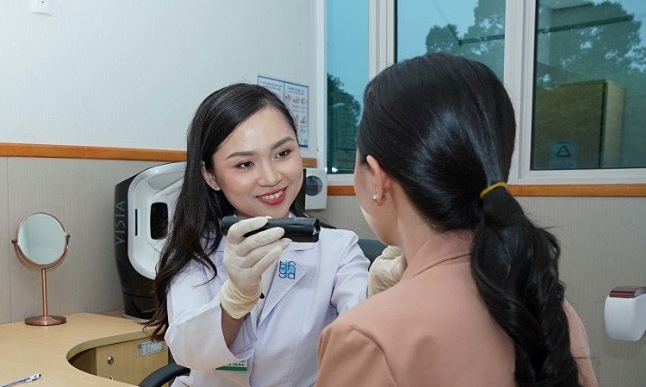 Bác sĩ chuyên khoa đang thực hiện đo vẽ tỉ mỉ trước ca NÂNG CUNG CHÂN MÀY.