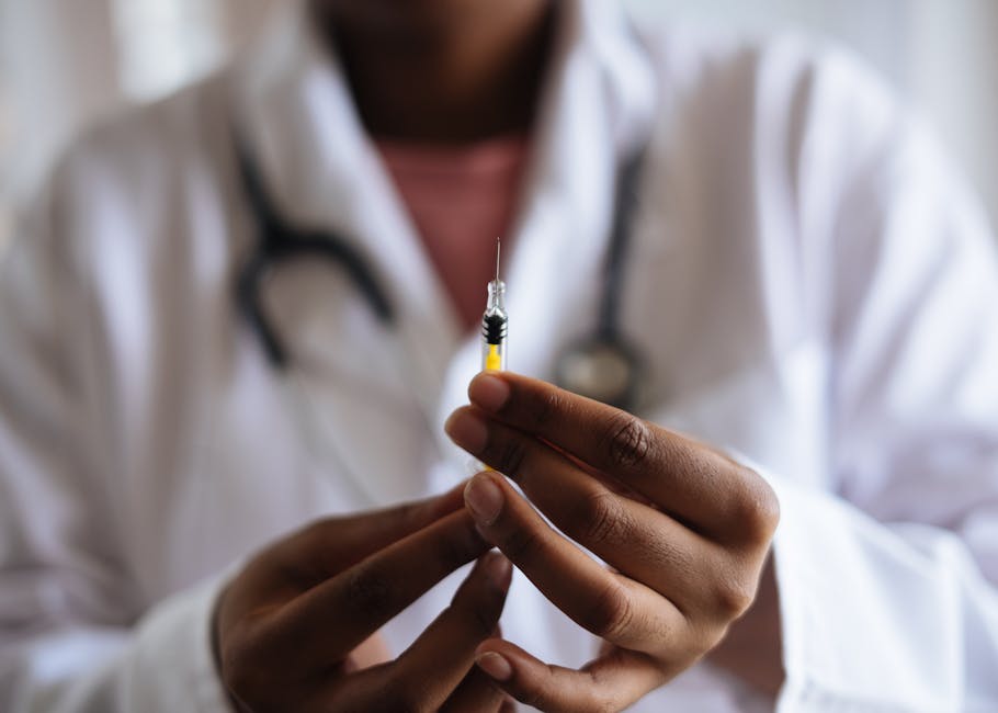 Bác sĩ đang tư vấn định lượng đơn vị Botox phù hợp với cấu trúc cơ mặt của khách hàng.
