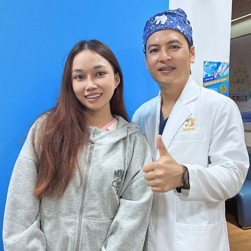 Bác sĩ kiểm tra hồ sơ vật liệu