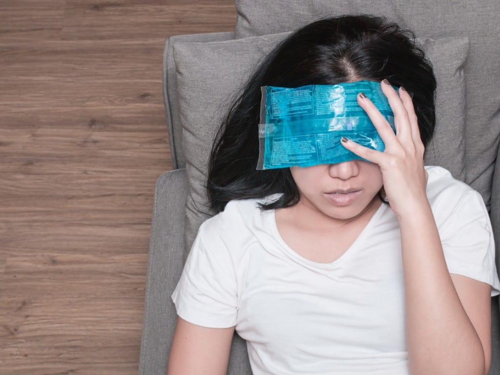 Kỹ thuật chườm lạnh đúng cách giúp giảm sưng sau cắt mí mắt nhanh chóng