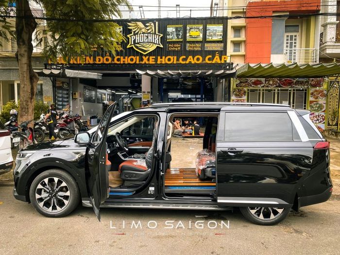 Kỹ thuật viên đang kiểm tra động cơ xe hơi