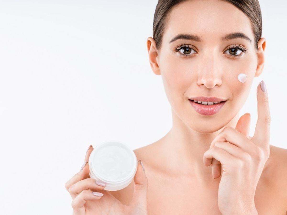 Người dùng thoa kem dưỡng giúp phục hồi và khóa ẩm hiệu quả cho làn da.