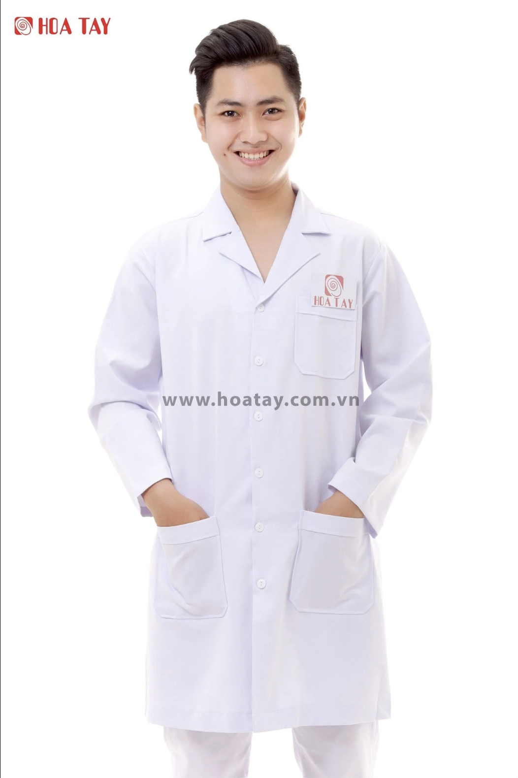 Một nam nhân viên y tế đang đứng, mặc áo blouse trắng (áo khoác phòng thí nghiệm) dài tay, cổ bẻ (cổ ve), cài khuy giữa, có túi ngực và hai túi hông, chất liệu vải cotton phẳng, nền trắng, ánh sáng st