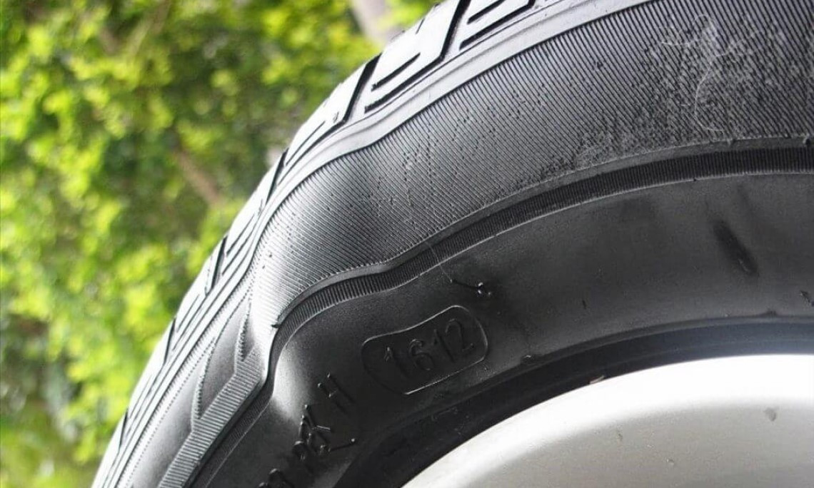 Lốp xe đang bị phồng rộp
