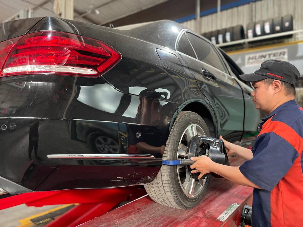 Xe đang được cân lại góc đặt bánh. Ảnh: Long Nguyễn
