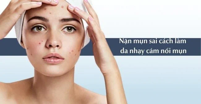 Người dùng đang nhẹ nhàng thấm khô da bằng bông tẩy trang mềm giúp giảm kích ứng cho da mụn