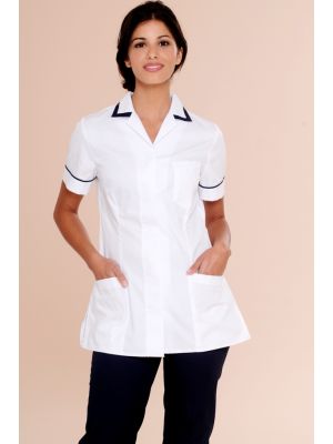 Một nữ nhân viên mặc áo sơ mi trắng tay ngắn, cổ bẻ và tay áo có viền xanh đen, có túi trước, đứng trước nền màu be với ánh sáng studio.
