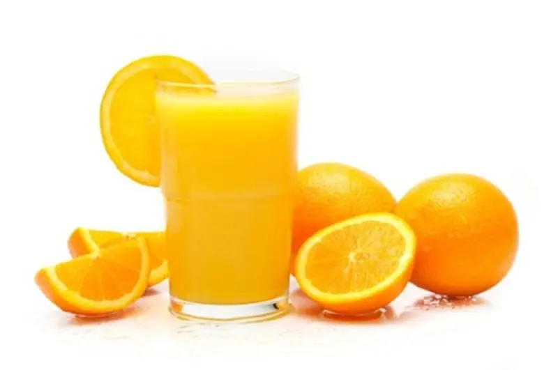 Một tách trà thảo mộc Lục Lam nóng hổi, tỏa hương thơm dịu nhẹ