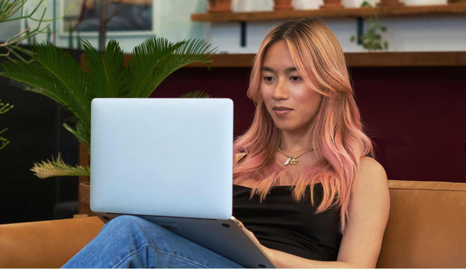 Người phụ nữ xem bảng dự trù chi phí phẫu thuật thẩm mỹ đạt chuẩn y khoa trên máy tính xách tay