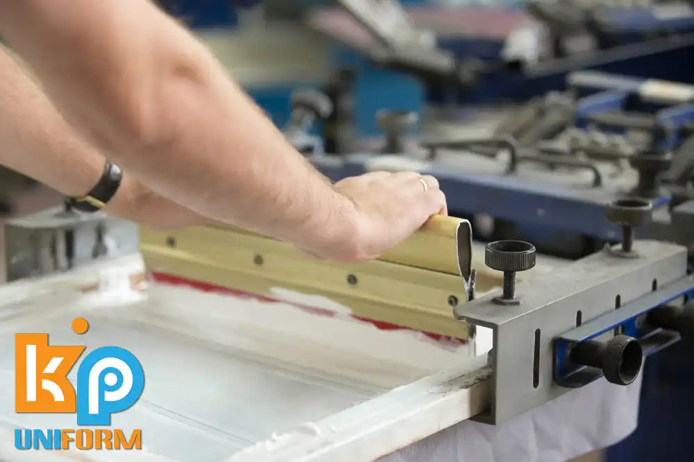 Quy trình giám sát kỹ thuật in ấn tại xưởng để đảm bảo chất lượng đồng phục doanh nghiệp