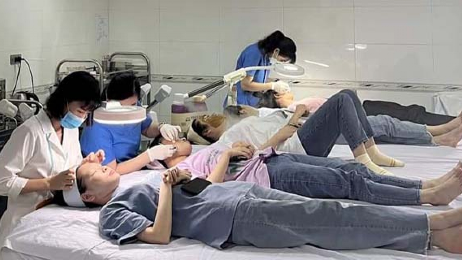 Phụ nữ làm việc văn phòng thực hiện kỹ thuật thiền định và hít thở sâu để cân bằng năng lượng
