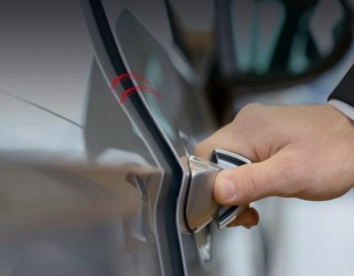 Cửa ô tô đang được độ cửa hít, mang lại sự êm ái và an toàn