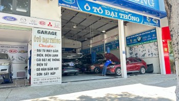 Kỹ thuật viên kiểm tra hệ thống điện xe ô tô sau khi nâng cấp, đảm bảo kinh nghiệm độ xe ô tô an toàn.