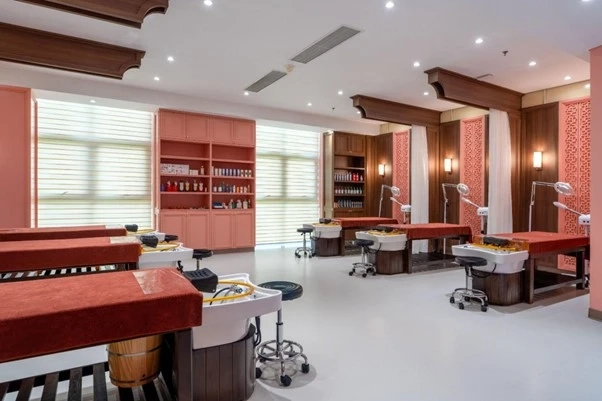 Bác sĩ thực hiện liệu trình chăm sóc da chuẩn y khoa