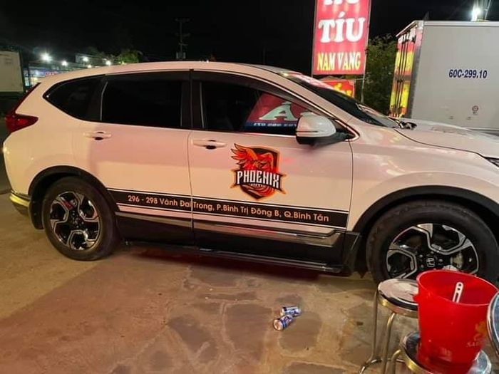 Kỹ thuật viên đang kiểm tra gầm xe ô tô, đảm bảo quy trình sửa chữa ô tô minh bạch và hiệu quả