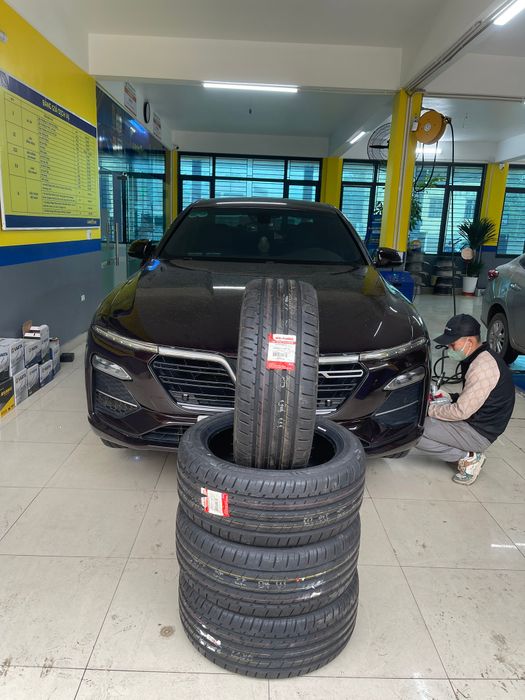 Kỹ thuật viên đang kiểm tra độ bền lốp xe Advenza trên thực địa