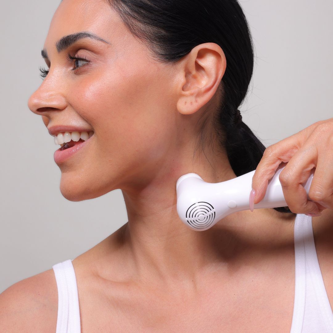 Woman receiving a cosmetic treatment for youthful skin và khắc phục lão hóa da mặt