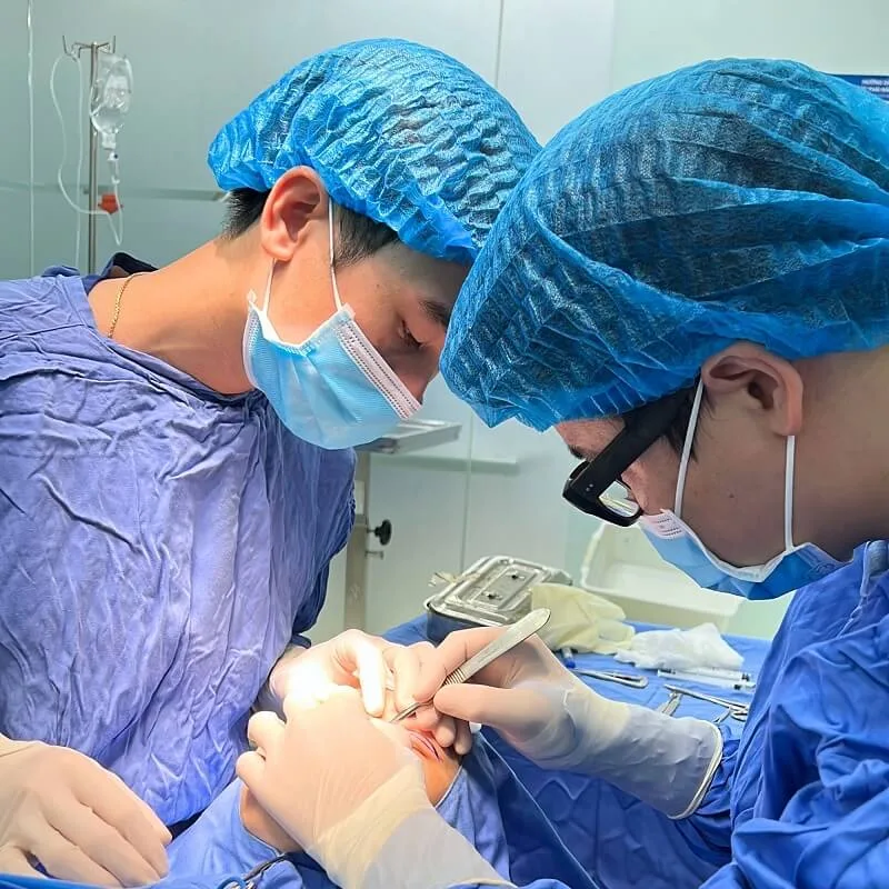 Bác sĩ đang kiểm tra tình trạng mí mắt sau phẫu thuật cắt mí