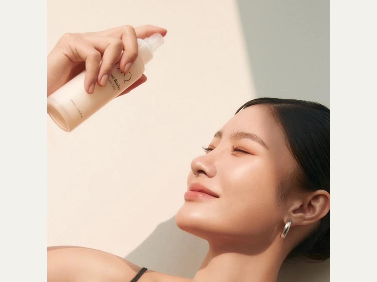 Sai lầm khi chỉ dùng xịt khoáng thay kem dưỡng trong môi trường máy lạnh, gây khô da