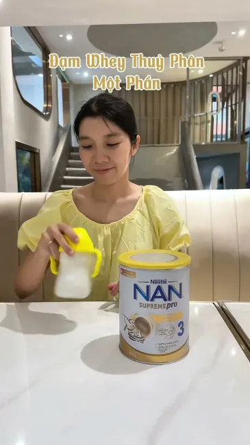 Mụn trứng cá tuổi dậy thì do thay đổi nội tiết tố ở trẻ 10 tuổi