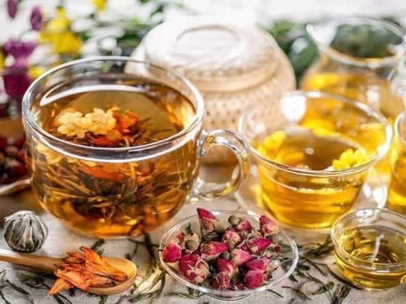 Tách trà thảo mộc thơm ngon giúp cải thiện sức khỏe và làn da