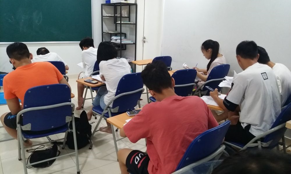 Gia đình đồng hành cùng con giảm áp lực học thi