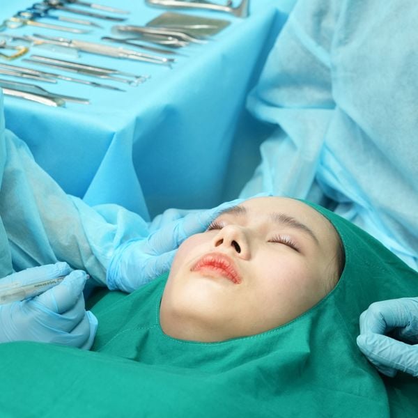 Bác sĩ đang tư vấn giải pháp căng da mặt tự nhiên và an toàn cho khách hàng