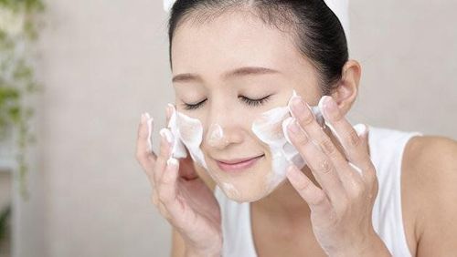 Bề mặt da bị tổn thương hàng rào do sử dụng sai cách các hoạt chất có độ pH khác biệt