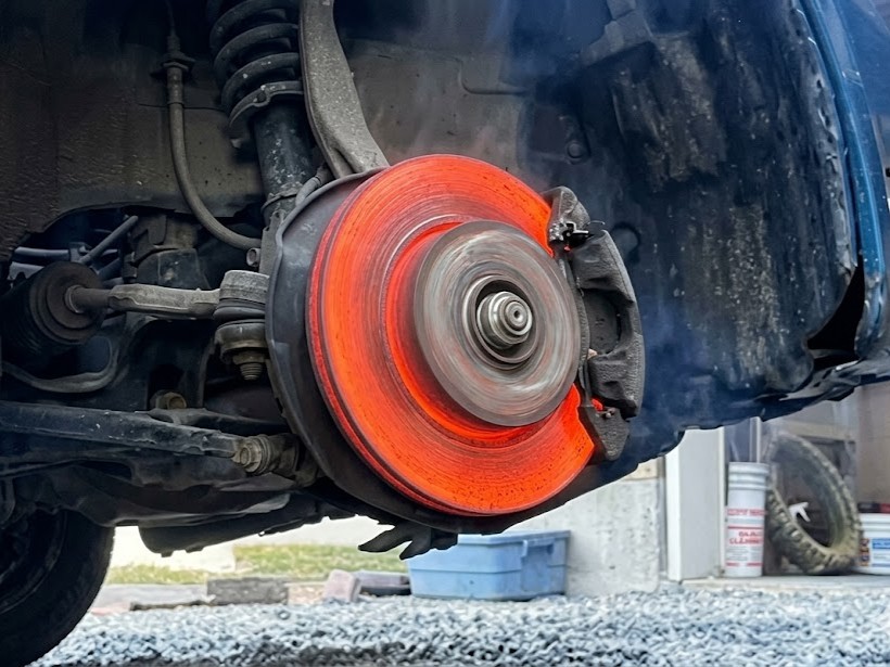 Hiện tượng phanh đĩa ô tô bị nóng và bó kẹt