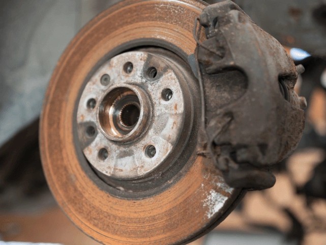 Đĩa phanh ô tô bị gỉ (rỉ sét)