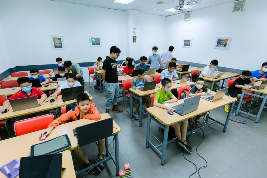 Học sinh tham khảo lộ trình học lập trình Python bài bản tại TOIDM Education