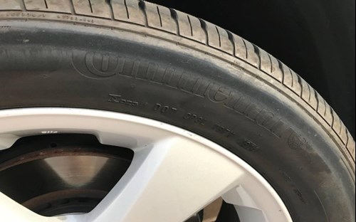 Tình huống xe gặp sự cố nổ lốp đột ngột trên cao tốc