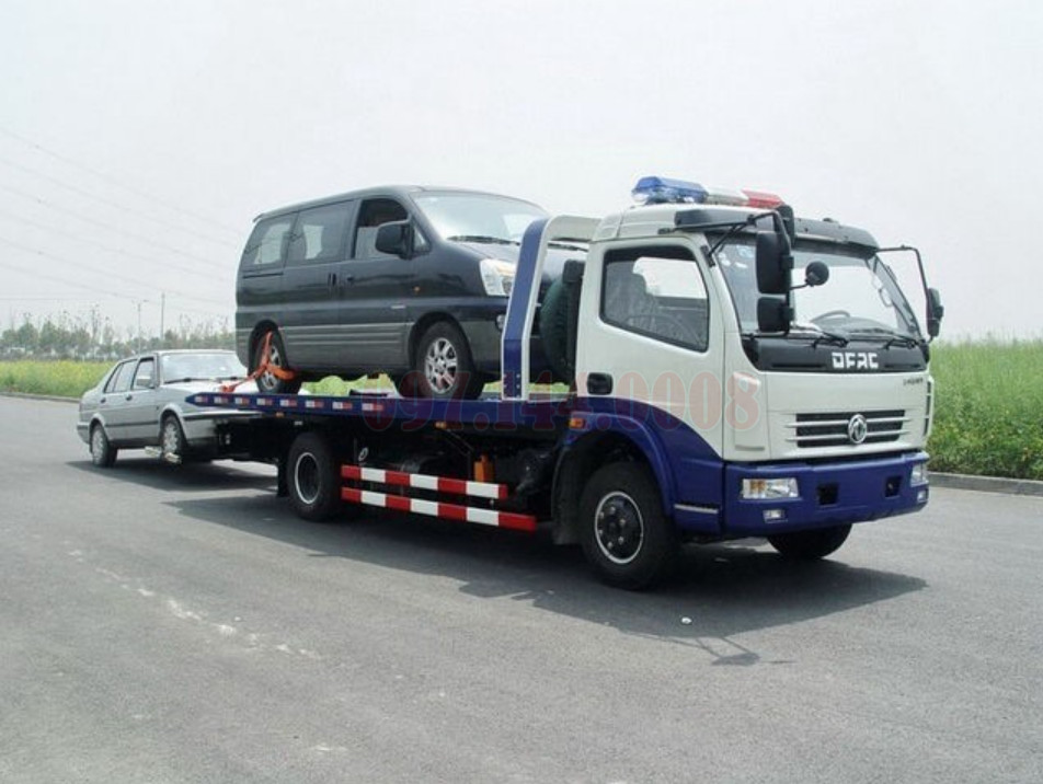 Kỹ thuật viên Lốp Quốc Dân đang thực hiện cứu hộ lốp xe 24/7 chuyên nghiệp
